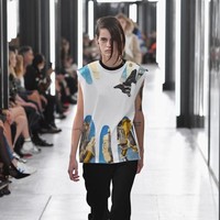 Ada juga Miriam Sanchez yang muncul dengan vest warna-warni dan celana panjang hitam. Besar di Madrid, Spanyol, Miram mengisi hari-harinya dengan bermain bola sebelum akhirnya bergabung dengan sebuah agensi model. Buatku fashion show ini sangat penting untuk membuktikan bahwa menjadi diri sendiri butuh perjuangan, kata Miriam. (Foto: Pascal Le Segretain/Getty Images)