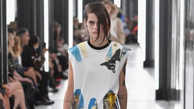 Foto: Model Transgender Dominasi Catwalk Louis Vuitton di Paris Fashion Week