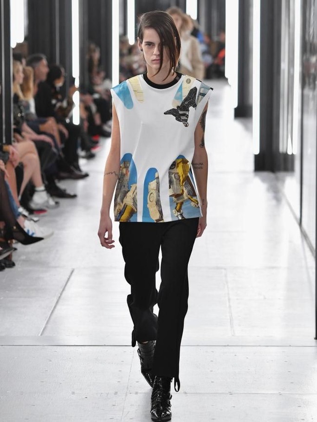 Ada juga Miriam Sanchez yang muncul dengan vest warna-warni dan celana panjang hitam. Besar di Madrid, Spanyol, Miram mengisi hari-harinya dengan bermain bola sebelum akhirnya bergabung dengan sebuah agensi model. Buatku fashion show ini sangat penting untuk membuktikan bahwa menjadi diri sendiri butuh perjuangan, kata Miriam. (Foto: Pascal Le Segretain/Getty Images)