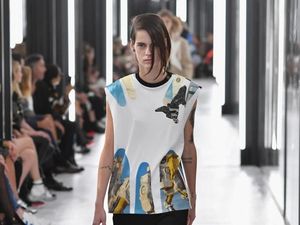 Foto: Model Transgender Dominasi Catwalk Louis Vuitton di Paris Fashion Week