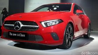 Secara teknologi, A-Class tak hanya menduduki posisi pertama karena fitur MBUX-Mercedes-Benz User Experience yang dimilikinya, namun juga karena menawarkan sejumlah fungsi yang sebelumnya merupakan ciri khas kendaraan kelas mewah. 