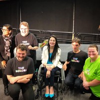 Saat tampil sebagai bintang tamu di TedTalk, Muniba menyebut Khurram lompat untuk menyelamatkan diri tanpa memedulikannya. “Kalimat ‘dia lompat dari mobil dan menyelamatkan diri sendiri’ yang ditujukan untuk penggugat sangat menyakitkan untuk penggugat dan keluarganya,” demikian bunyi tuntutan dari mantan suami Muniba. Foto: Instagram @muniba.mazari