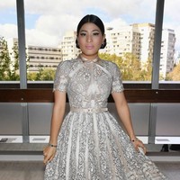 Momen anggun Putri Sirivannavari Nariratana di fashion show Elie Saab. (Foto: Getty Images)