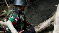 Sesampainya di Kampung Mosso, kami diantar oleh tentara Satuan Tugas Pengamanan Perbatasan (Satgas Pamtas) dari Yonif Para Raider 501 Kostrad (Muhammad Ridho Suhandi/detikTravel)