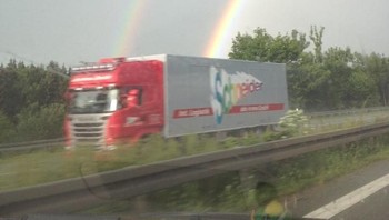 Seolah pelanggi jadi gerbang. Foto: Brightside