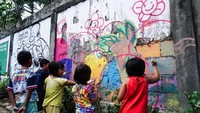 Sebelum dilukis mural, gang di rumahnya kerap dicorat-coret oknum tidak bertanggung jawab. Dia juga risih karena banyak tempelan iklan liar yang tak sedap dipandang mata. (Dok. Kadus Sesetan Denpasar)