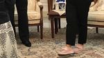 Foto: Sepatu Kets Pink Menlu Retno yang Dipakai Sambut Tamu Negara