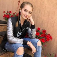 Tampil kasual dengan jeans sobek dan tatanan rambut yang dikepang, Anastasia terlihat memesona. Foto: Instagram @anastasiabezrukovaofficial