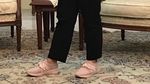 Foto: Sepatu Kets Pink Menlu Retno yang Dipakai Sambut Tamu Negara