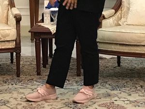 Gaya Menlu Bersepatu Kets Pink Saat Sambut Tamu Negara