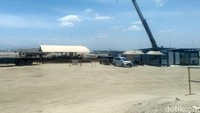 Sementara, di bagian terminal terlihat hamparan tanah yang lapang. Terminal belum dibeton sepenuhnya.