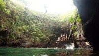 Karena terhubung langsung dengan Samudera Pasifik, kolam ini tidak pernah kering, walau musim kemarau. Di tengah kolam juga ada tali bagi pengunjung yang tidak ingin terbawa arus laut saat berenang. (Getty Images)