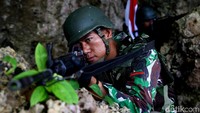 Sejumlah prajurit TNI tengah bersiaga saat patroli patok negara di kawasan perbatasan indonesia-Papua Nugini.