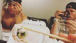 Mengintip Pose Ganteng Shawn Mendes Saat Makan Sushi dan Pancake