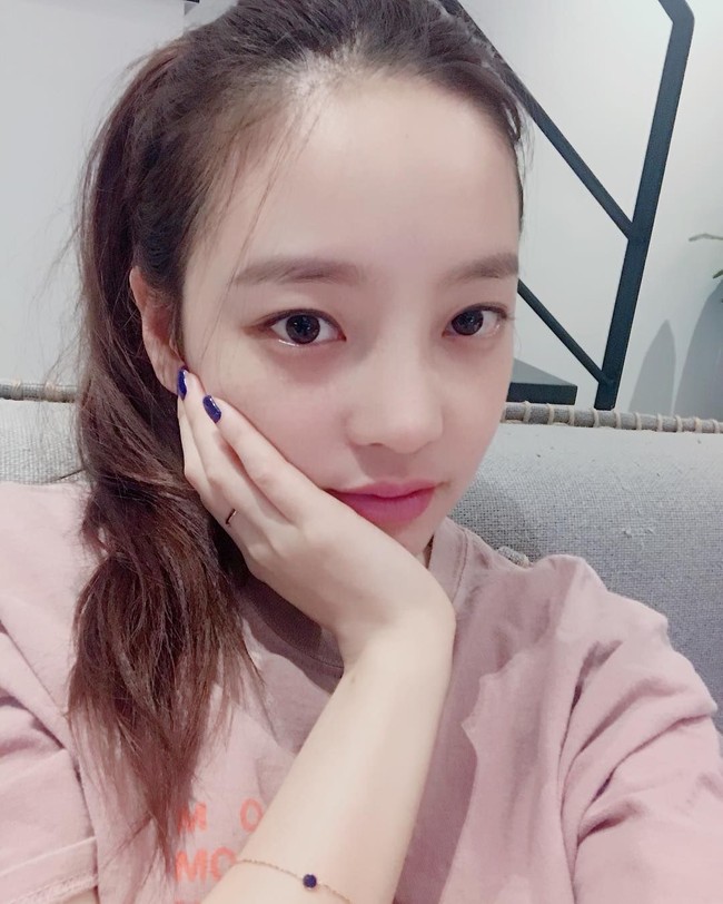 Goo Hara memiliki kulit yang sehat dan cantik. Ia pun percaya diri menampilkan wajahnya yang tanpa makeup di Instagram. Apa sih, rahasia kulit cantik aktris sekaligus penyanyi ini? Foto: Instagram/@koohara__