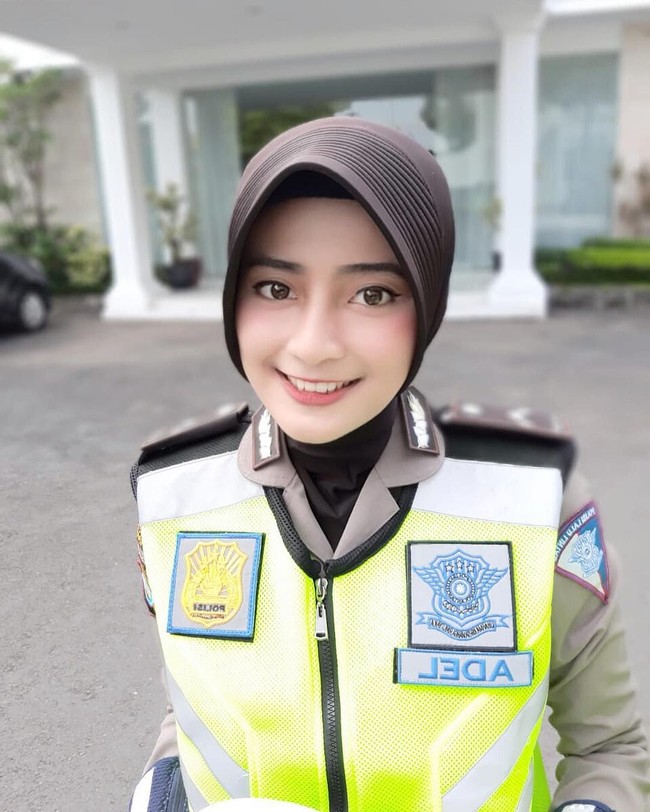 Pada Maret 2018, sebuah video yang menampilkan polwan cantik berseragam SMP jadi viral. Polwan yang bernama Adelia Eka Nirwana itu berakting dalam video bertema kenakalan remaja. Foto: Instagram/adelianirwanaa