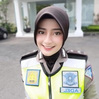 Pada Maret 2018, sebuah video yang menampilkan polwan cantik berseragam SMP jadi viral. Polwan yang bernama Adelia Eka Nirwana itu berakting dalam video bertema kenakalan remaja. Foto: Instagram/adelianirwanaa