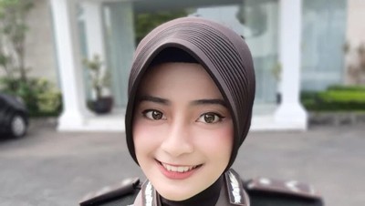 Sempat Viral, Intip Gaya Polwan Cantik Adelia yang Kini Berhijab