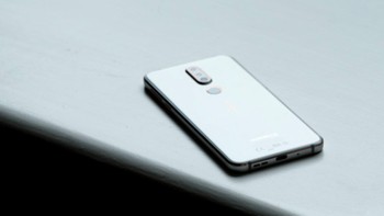 Penampakan casing belakangnya yang mengkilat dari kaca, disebut Nokia sebagai mirror finish. Foto: Pocket Lint