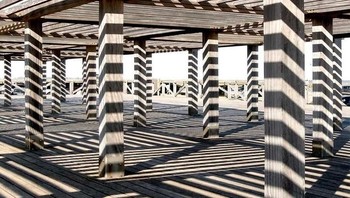 Bangunan ini tidak dicat seperti zebra. Foto: Brightside