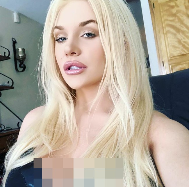 Menikahi aktor, Courtney Stodden pun ikut populer. Ditambah dengan wajahnya yang cantik, dan penampilannya yang menarik membuat Courtney pun terjun di industri Hollywood dengan membintangi reality show dan kini jadi penyanyi. Foto: Instagram