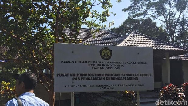 Pagi-pagi Jonan Pantau Gunung Agung
