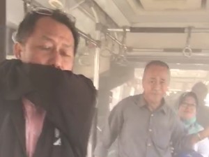 Penumpang Heboh Muncul Asap di TransJ, Ternyata APAR Terinjak