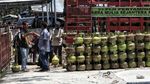 Warga Palu Antre Elpiji 3 Kg
