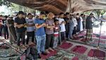 Warga Palu Gelar Salat Jumat di Pengungsian