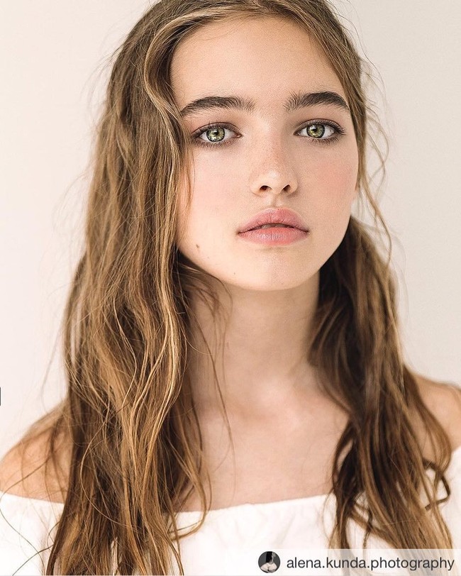 Gadis kelahiran 2004 ini memesona dengan mata abu-abu yang menawan. Foto: Instagram @anastasiabezrukovaofficial