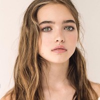 Gadis kelahiran 2004 ini memesona dengan mata abu-abu yang menawan. Foto: Instagram @anastasiabezrukovaofficial