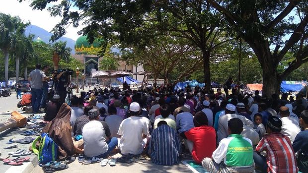 Warga Palu, Sulawesi Tengah (Sulteng), menunaikan salat Jumat pertama usai bencana gempa dan tsunami.