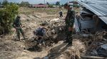 Momen Saat Anggota TNI Evakuasi Korban Gempa yang Tertelan Bumi
