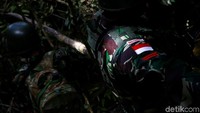 Prajurit TNI ini terus berjaga dan siaga sepanjang perjalanan.