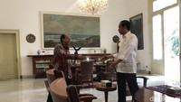 Jokowi yang tampak mengenakan kemeja putih lengan panjang dan celana hitam itu, menunggu Sutopo sendiri. Tak lama kemudian, ajudan mengetuk pintu dan mengantar Sutopo masuk.