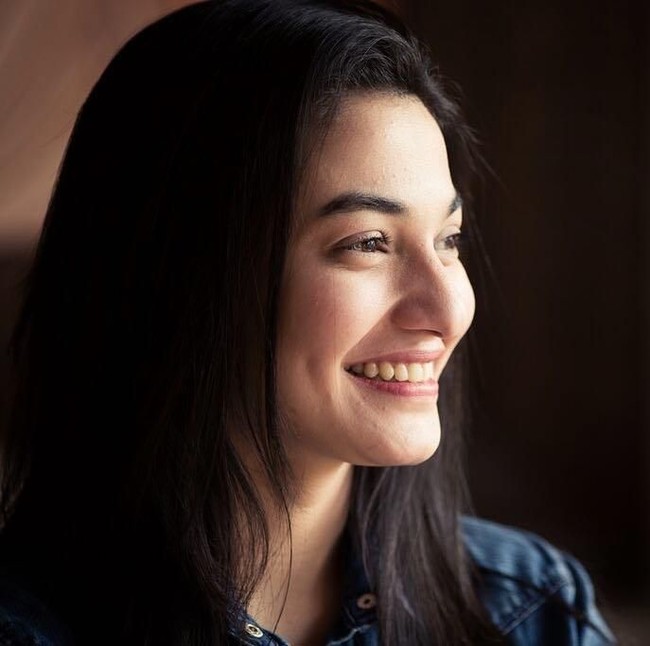 Muniba dirawat di rumah sakit sampai dua tahun dan selama itu juga dia hanya bisa berbaring di atas tempat tidur. Kemalangan hidupnya tak sampai di situ saja. Saat dia divonis tidak bisa berjalan lagi dan harus memakai kursi roda, suaminya menceraikannya dan meninggalkannya dengan anak laki-laki yang mereka adopsi. Bukan hanya sang suami, ayahnya juga meninggalkan keluarganya. Foto: Instagram @muniba.mazari