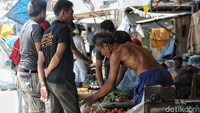 Para pedagang dan pembeli bertransaksi.