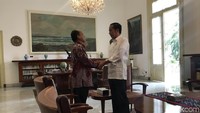 Jokowi langsung menanyakan kabar Sutopo yang diketahui mengidap kanker stadium empat ini. Apa kabar Pak? Sehat Pak Sutopo?” kata Jokowi. “Alhamdulillah, sehat Pak,” kata Sutopo.