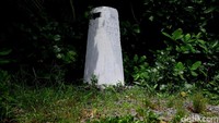 Bentuknya adalah tugu beton bertuliskan nomor titik koordinat. Ada pelat logam tertempel di patok setinggi sekitar 165 cm ini. Tulisan di pelat logam itu berbunyi: Joint Papua New Guinea-Indonesia Survey. 1987. Border Monument No MM1. Date Established: October 1987. Di bawah, ada logam bundar yang ditempel di beton, bunyinya, Departement Surveys and Mines. Permanent Survey Mark. Penalty for Interference.