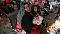 Mereka menanti keberangkatan penerbangan di bandara tersebut.