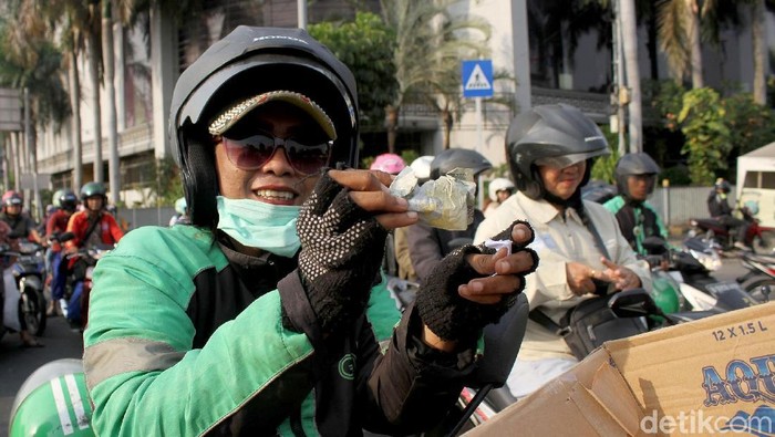 Masker ala Ojek Online, Efektif Nggak Sih Tangkal Polusi?