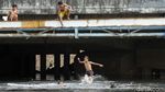Serunya Berenang di Kanal Banjir Barat