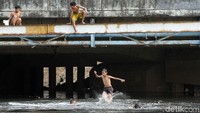 Sesekali mereka menemukan barang dari kali dan dijadikannya mainan.