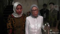 Setelah dilakukan pemeriksaan, pada Jumat (5/10/2018) malam, polisi resmi menahan Ratna. Dia ditahan atas sejumlah pertimbangan. (Foto: Kanavino-detikcom)