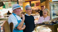 Kira-kira apa ya yang dibicarakan Tim Cook dan koki pastry ini? Mereka terlihat tertawa lepas tanpa beban. Foto: twitter @tim_cook