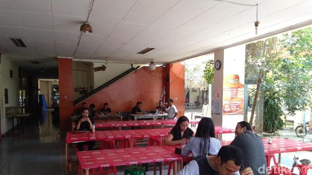 Suasana di Kafetaria Kopma UGM. 