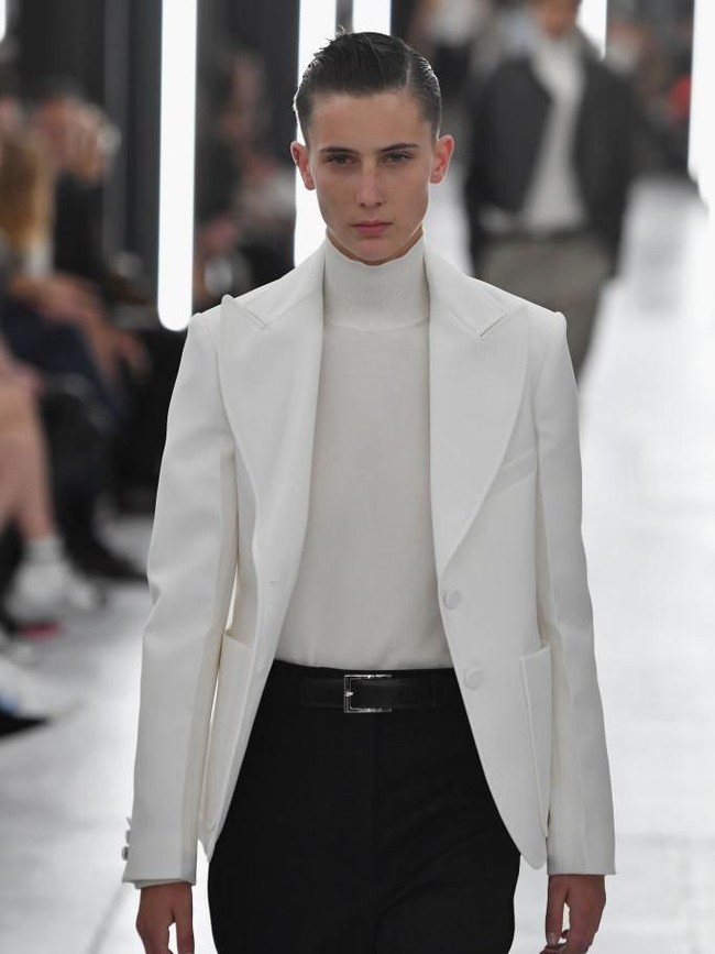 Di sekolah, aku selalu diejek karena penampilanku berbeda. Berat rasanya pergi ke kamar mandi karena tatapan aneh para perempuan. Tapi terlepas dari itu, aku bisa tampil di salah satu gelaran terpenting Paris Fashion Week. Kalau aku tidak berubah, mustahil ini bisa terjadi, kata model yang biasa disapa Jay itu, seperti dikutip Dazed. (Foto: Pascal Le Segretain/Getty Images)