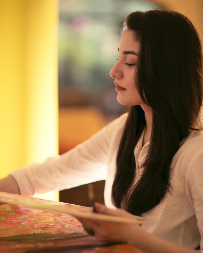 Kini Muniba dikenal sebagai seniman yang bukan hanya piawai melukis dengan te tapi juga memiliki hati bagaikan peri. Dia aktif terlibat kegiataan kemanusiaan melalui organisasinya Muniba Mazari Foundation, dengan membuat gerakan #fooddrive yaitu memberikan makanan enak pada mereka yang membutuhkan. Foto: Instagram @muniba.mazari