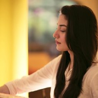 Kini Muniba dikenal sebagai seniman yang bukan hanya piawai melukis dengan te tapi juga memiliki hati bagaikan peri. Dia aktif terlibat kegiataan kemanusiaan melalui organisasinya Muniba Mazari Foundation, dengan membuat gerakan #fooddrive yaitu memberikan makanan enak pada mereka yang membutuhkan. Foto: Instagram @muniba.mazari