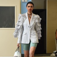 Di luar fungsinya untuk olahraga, celana sepeda bisa jadi andalan sebagai pelengkap gaya formal dengan styling tertentu. Setidaknya begitu kesan yang muncul dari koleksi para desainer. Di New York Fashion Week, ada Maryam Nassir Zadeh yang mengeluarkan modelnya dengan celana sepeda berpalet pastel beserta atasan berupa blazer berhiaskan detail fringe yang glamor. (Foto: Getty Images)